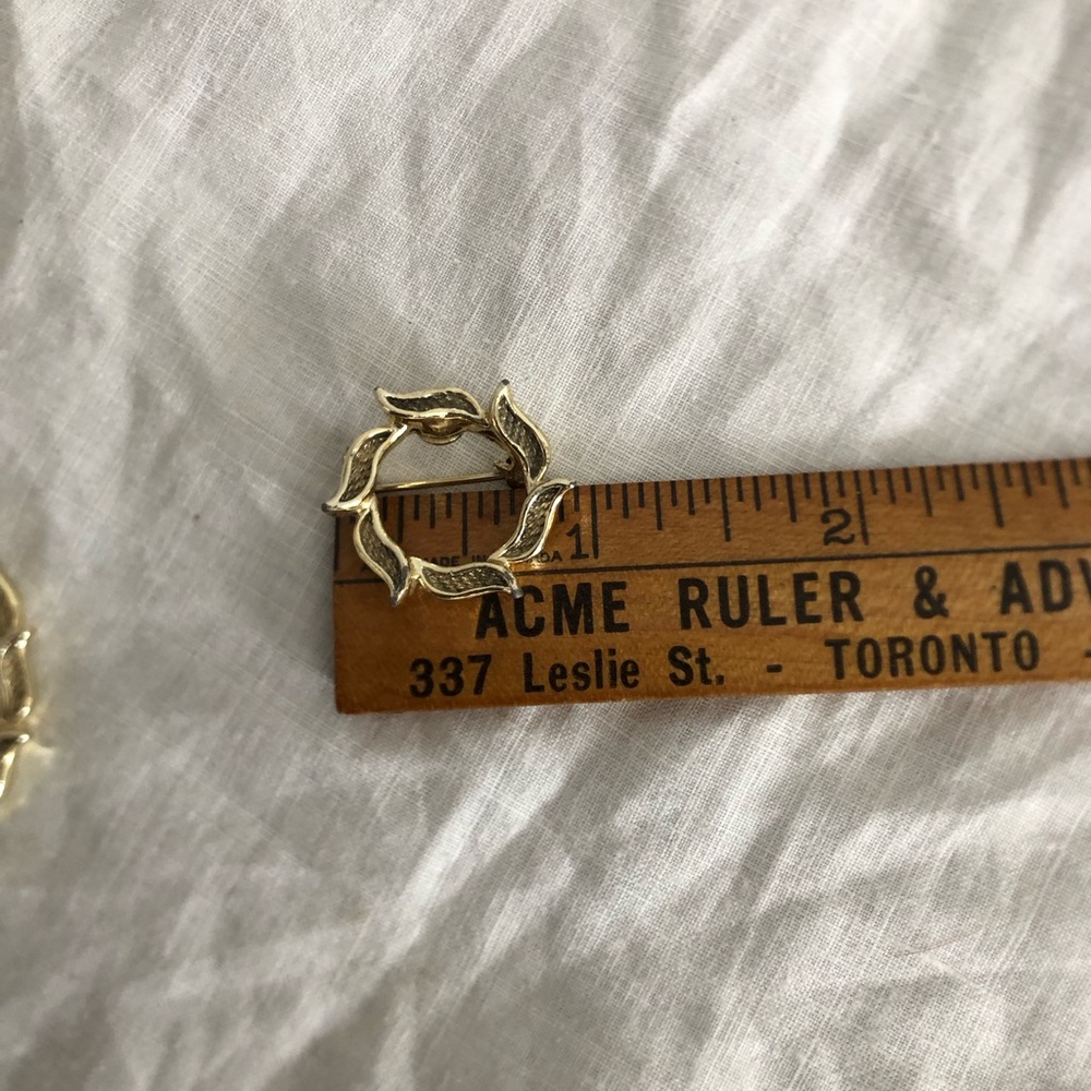 Vtg Gerry’s Leaf Wreath Shaped Brooch Pair - Picture 7 of 14